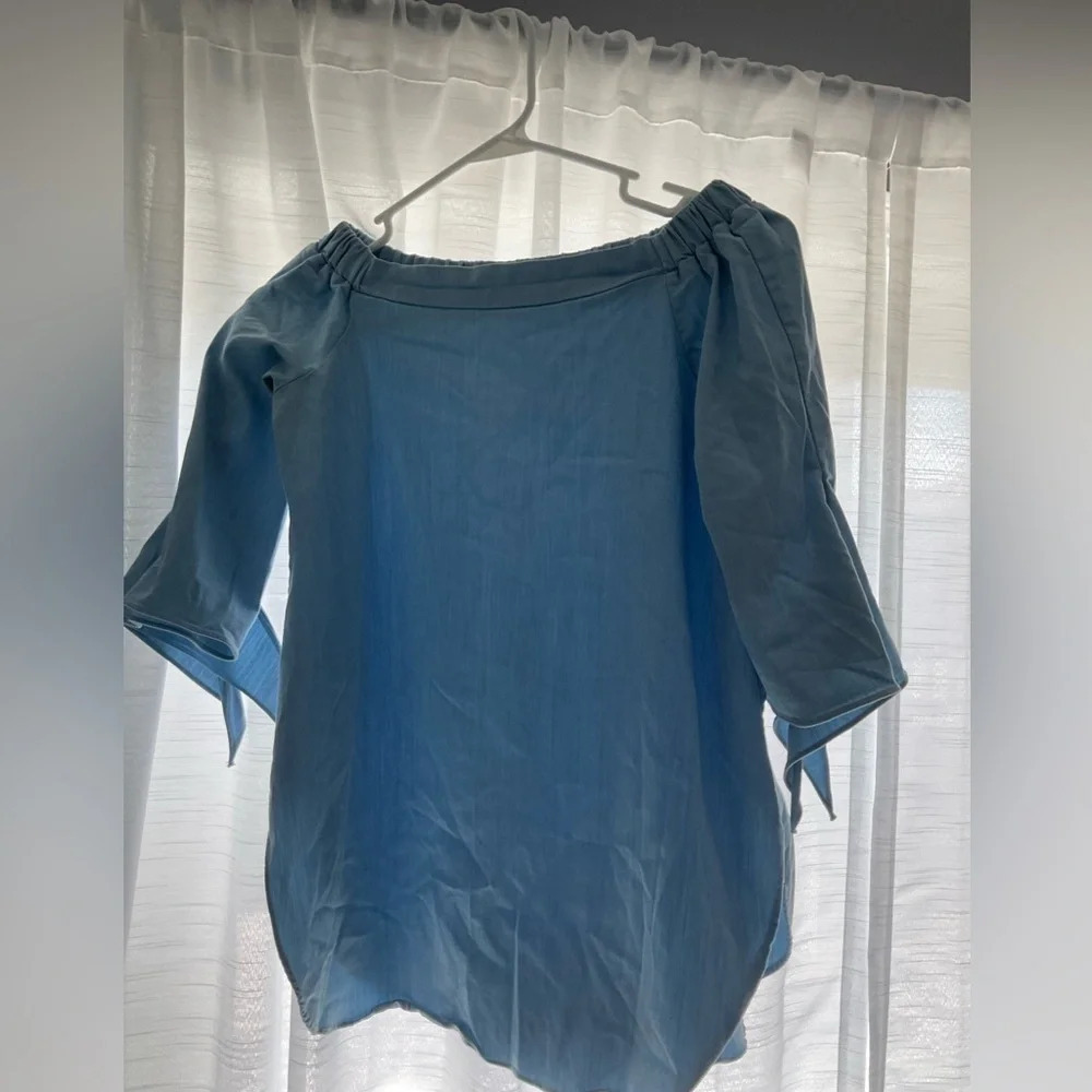 Cute women’s top, no size tag…looks like a medium. ChicWish brand